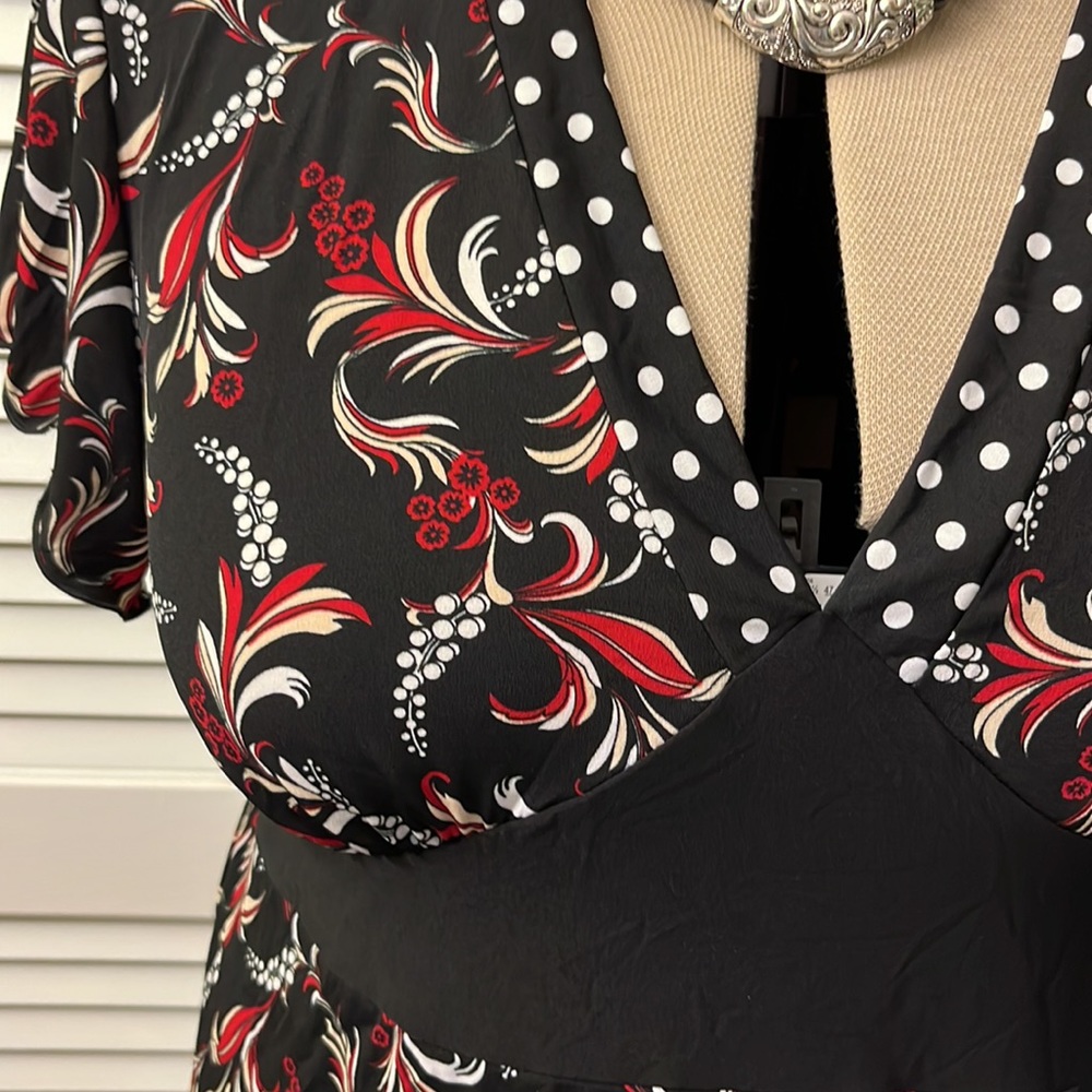 Black, red, and off white Carducci knit tie back top empire waist v-neck size 3X - Picture 3 of 5